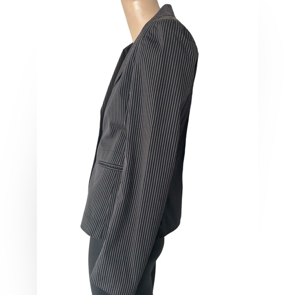 Theory PinStripe 2 Button Jacket-Size 4-Black/White/Mulberry-Excellent shape! - Picture 2 of 7